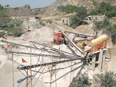 一小時5-10噸的半自動砸石機多少錢？有沒有現(xiàn)場圖片或者視頻參考？