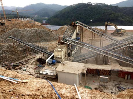 日產(chǎn)1500方流動石頭破碎機（出1-3、2-4石子）多少錢