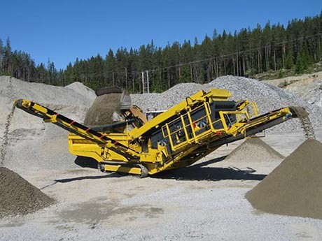 可隨時(shí)轉(zhuǎn)場的移動制砂機(jī)多少錢一臺？有沒有現(xiàn)場視頻？