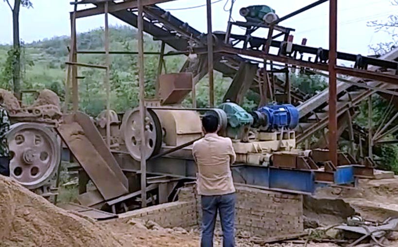 小型對(duì)輥式破碎機(jī)制砂洗沙現(xiàn)場(chǎng)案例