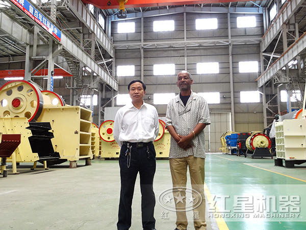 顎式破碎機(jī)生產(chǎn)車間實拍