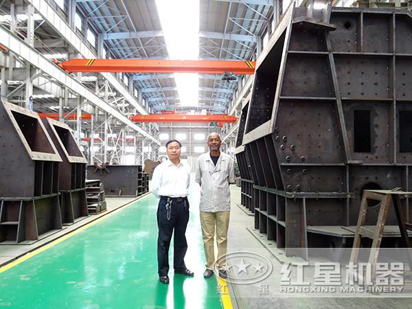 大型重錘式破碎機(jī)車間