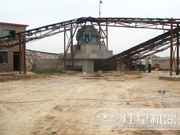 慣性圓錐破碎機(jī)現(xiàn)場(chǎng)