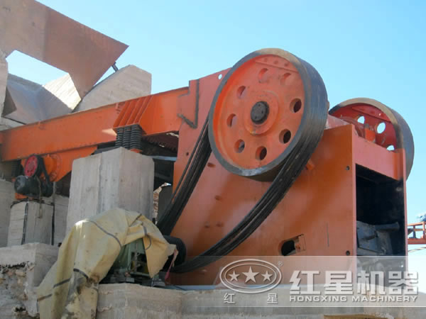 顎式破碎機(jī)生產(chǎn)現(xiàn)場圖