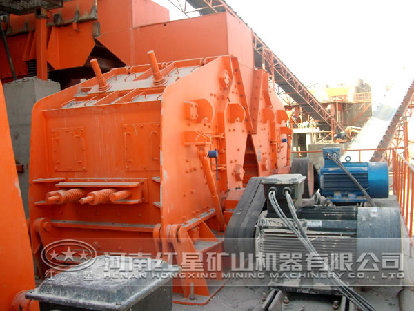 反擊式破碎機(jī)作業(yè)現(xiàn)場(chǎng)