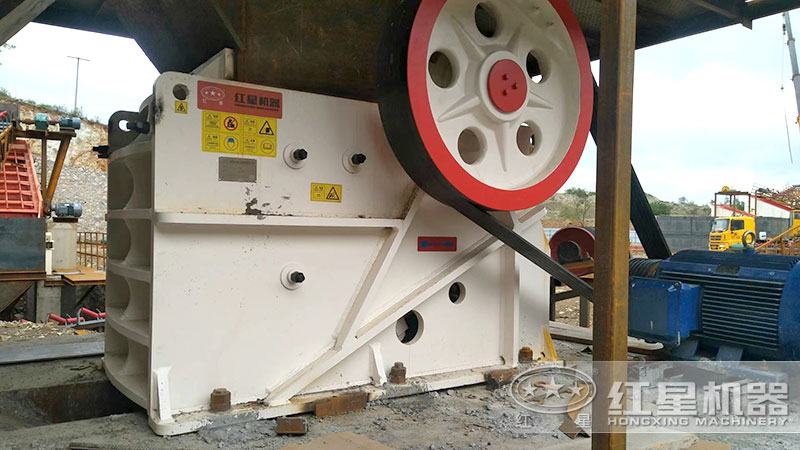 250*400鄂破機搭配電機作業(yè)