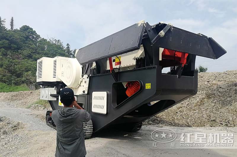 履帶顎式移動破石機(jī)現(xiàn)場二