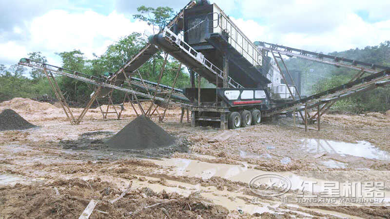 移動(dòng)錘式破碎機(jī)作業(yè)現(xiàn)場(chǎng)