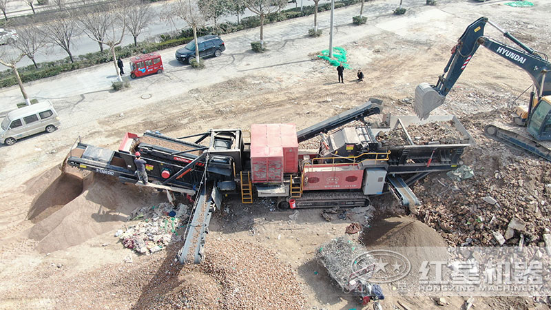 移動石頭破碎機設(shè)備作業(yè)現(xiàn)場