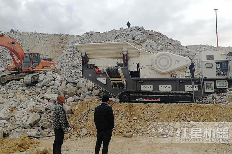 履帶顎式移動破石機(jī)現(xiàn)場三