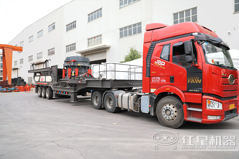 移動制砂機(jī)發(fā)貨進(jìn)行中，車頭牽引即可抵達(dá)生產(chǎn)現(xiàn)場，簡單安裝就能生產(chǎn)