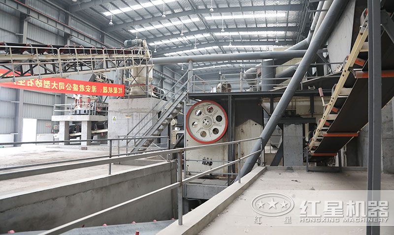 碎石生產(chǎn)線設(shè)備-顎式破碎機(jī)