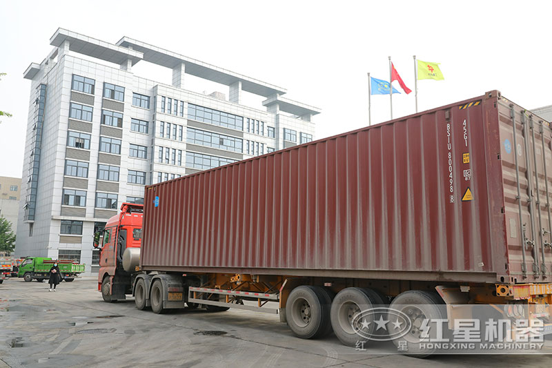 紅星機(jī)器800錘破集裝箱發(fā)貨現(xiàn)場