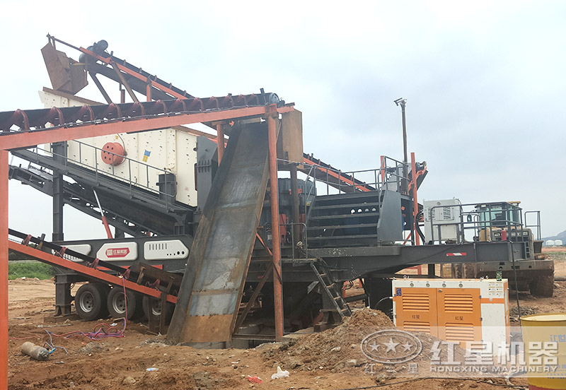 建筑垃圾處理設(shè)備-移動破碎站搭載圓錐破作業(yè)