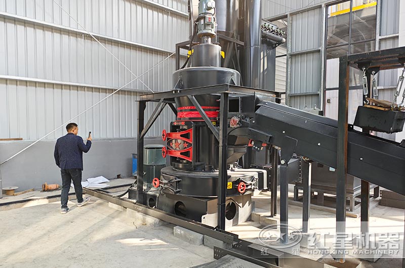 高產(chǎn)量雷蒙磨粉機(jī)工作現(xiàn)場(chǎng)圖片