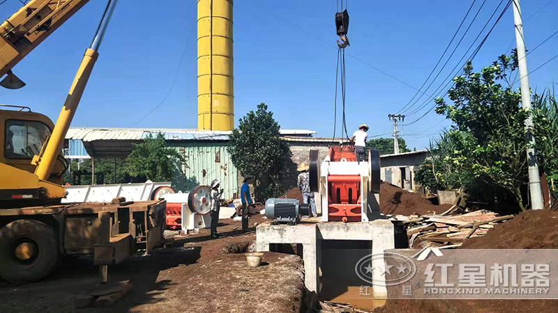 細(xì)鄂破配置的破碎生產(chǎn)線安裝現(xiàn)場