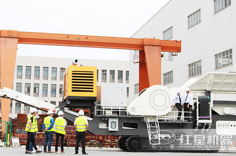 客服參觀紅星磚渣粉碎機(jī)