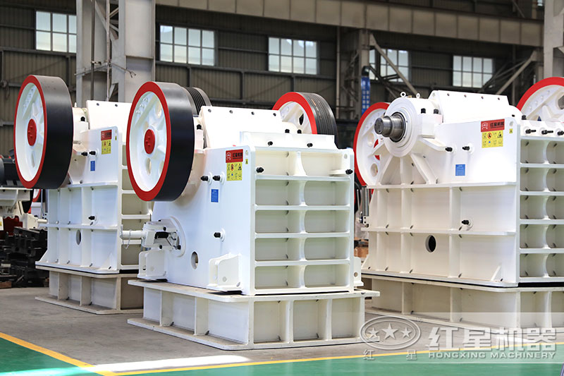 顎式破碎機(jī)把石頭粗碎加工