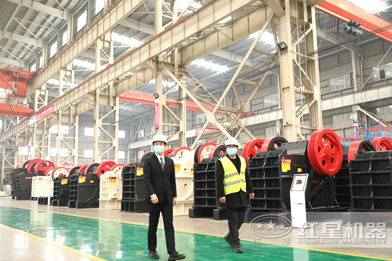 紅星機器顎式破碎機車間，客戶實地考察
