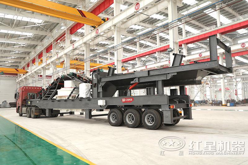 流動制砂機在車頭牽引下駛往現(xiàn)場