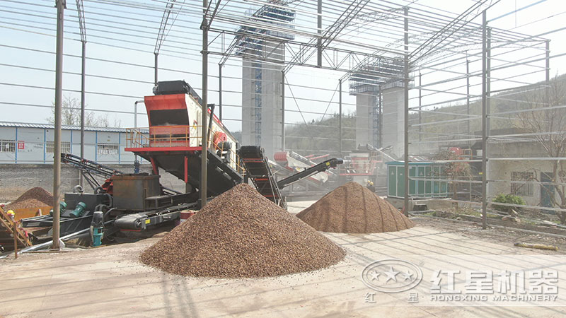 移動柴油小型制砂機作業(yè)現(xiàn)場，搭配不同，價格不一樣