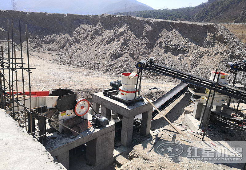 石料制沙生產(chǎn)線現(xiàn)場，一噸石頭可出0.8方砂子