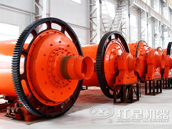 車(chē)間內(nèi)擺放整齊的礦渣球磨機(jī) 車(chē)間內(nèi)擺放整齊的礦渣球磨機(jī)