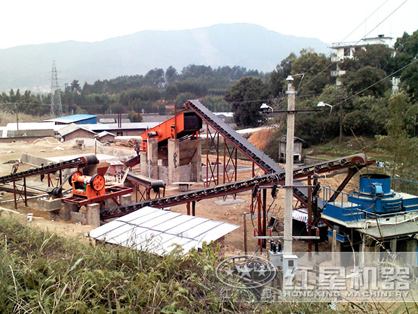 人工機制砂作業(yè)現(xiàn)場遠(yuǎn)景實拍