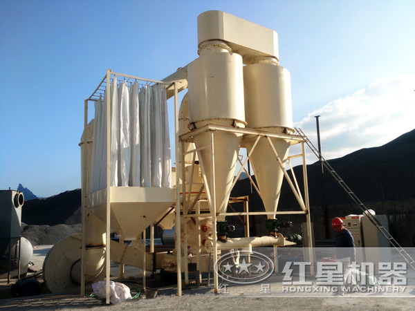 伊利石雷蒙磨粉機現(xiàn)場圖