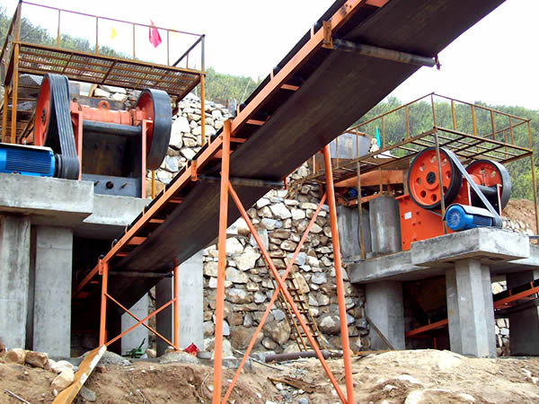 顎式破碎機(jī)破碎現(xiàn)場