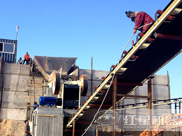 顎式破碎機(jī)現(xiàn)場圖