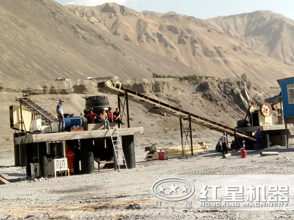 云母顎式破碎機作業(yè)現(xiàn)場