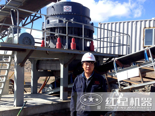 技術(shù)人員對現(xiàn)場的圓錐破碎機(jī)進(jìn)行維護(hù)檢查