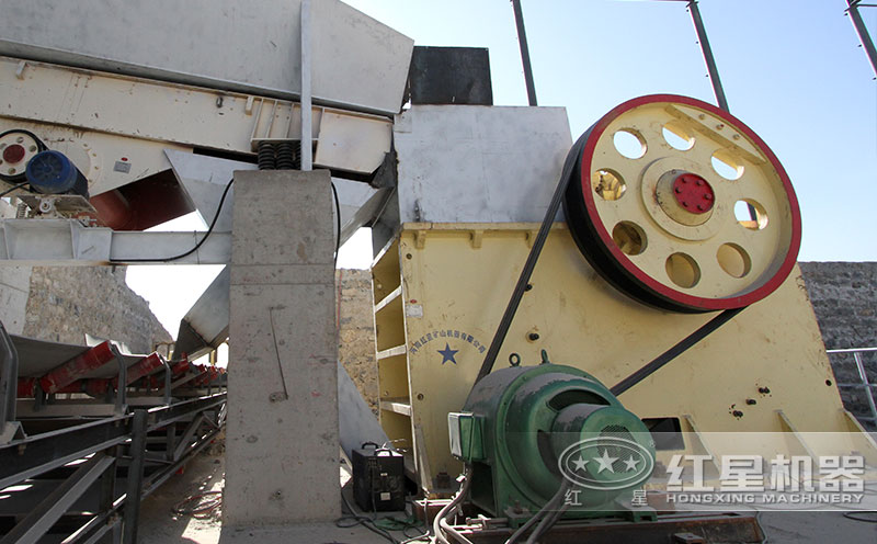 顎式破碎機(jī)現(xiàn)場實(shí)拍