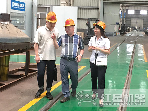 客戶(hù)前來(lái)購(gòu)買(mǎi)風(fēng)化石制砂機(jī)