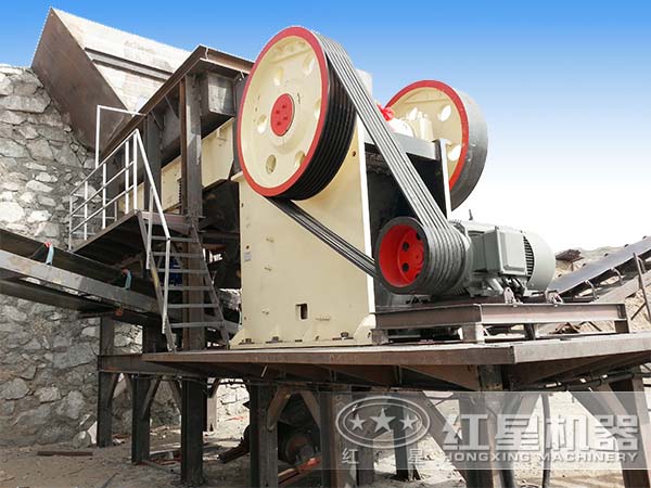 顎式破碎機現(xiàn)場實拍