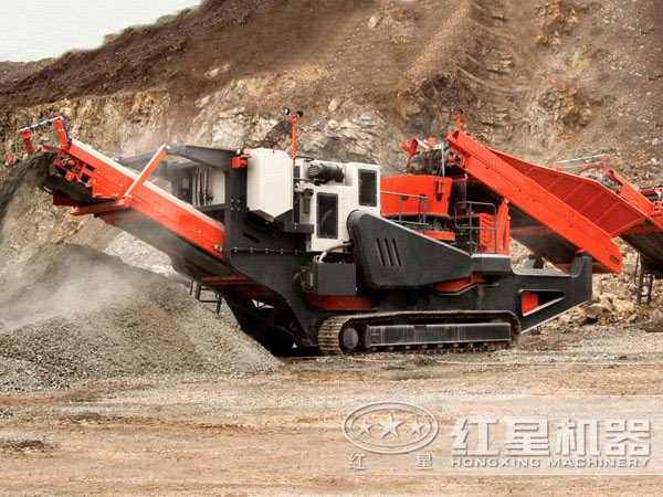 履帶式移動(dòng)破碎站工作現(xiàn)場(chǎng)