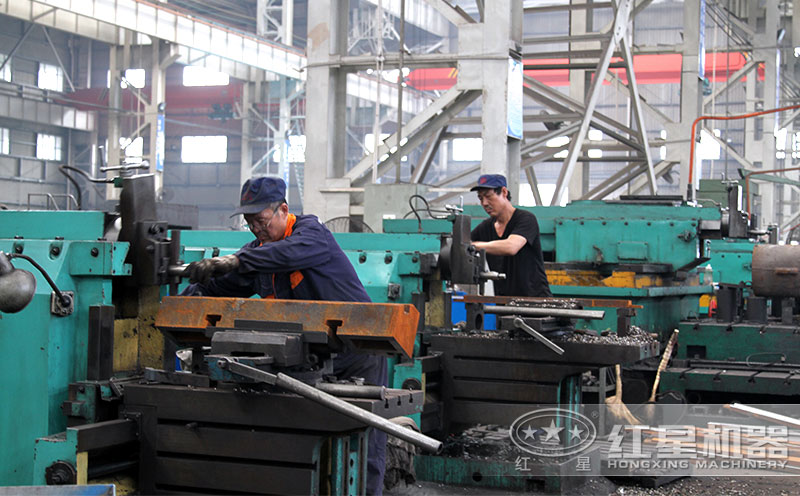 車(chē)間師傅在認(rèn)真工作