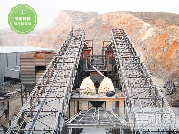 多臺錘頭破碎機(jī)工作現(xiàn)場