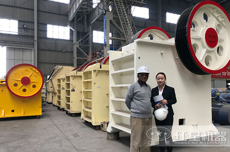 大型環(huán)保碎石破碎機客戶留影