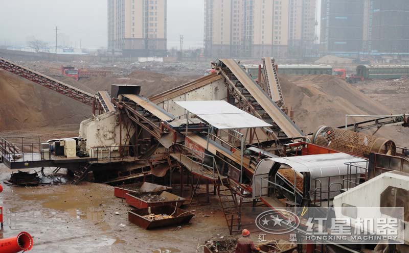 建筑垃圾粉碎機(jī)工作現(xiàn)場(chǎng)