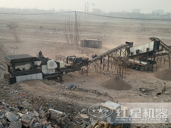 建筑垃圾移動(dòng)破碎站工作現(xiàn)場(chǎng)