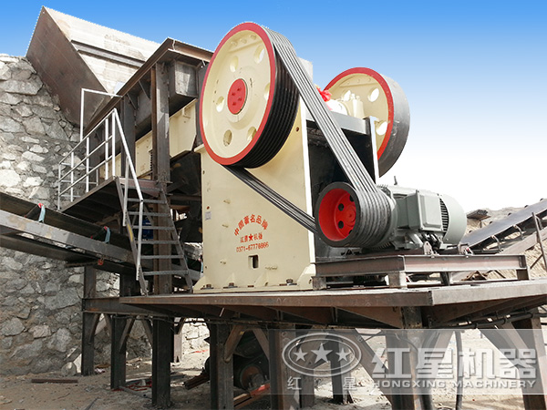 石灰?guī)r顎式破碎機現(xiàn)場