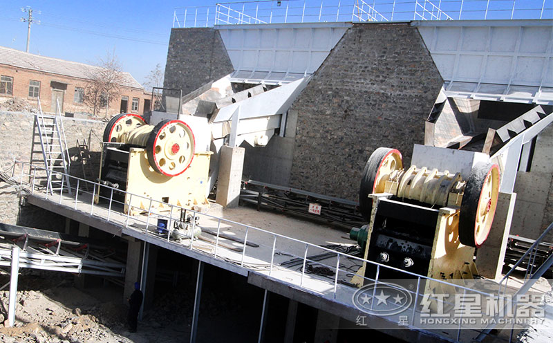 顎式破碎機(jī)工作現(xiàn)場