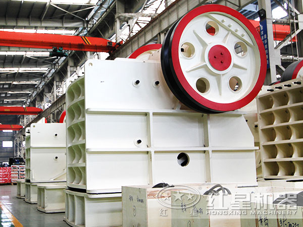 大型環(huán)保碎石破碎機車間實拍