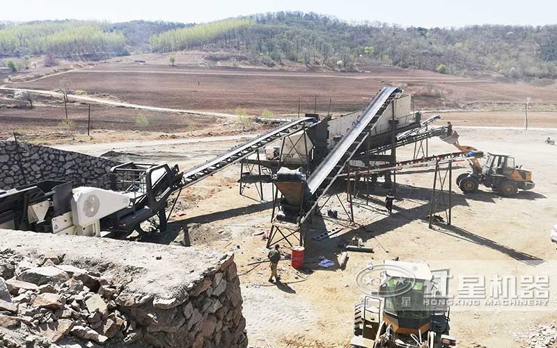 環(huán)保移動(dòng)石子加工機(jī)現(xiàn)場(chǎng)作業(yè)圖