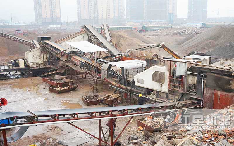 環(huán)保達(dá)標(biāo)的移動(dòng)石子加工機(jī)現(xiàn)場(chǎng)