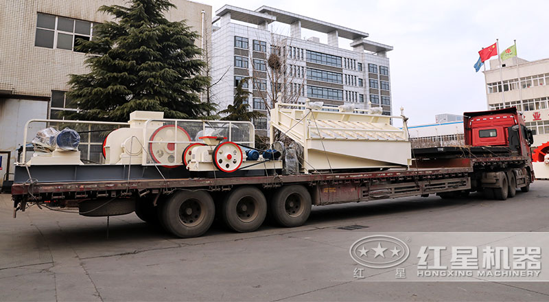 對輥破碎機(jī)發(fā)貨現(xiàn)場