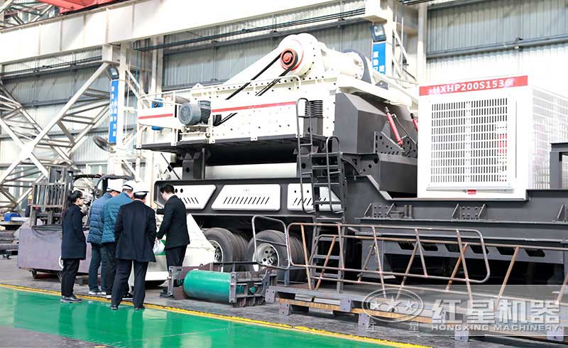 客戶來訪紅星流動(dòng)碎石機(jī)車間考察設(shè)備