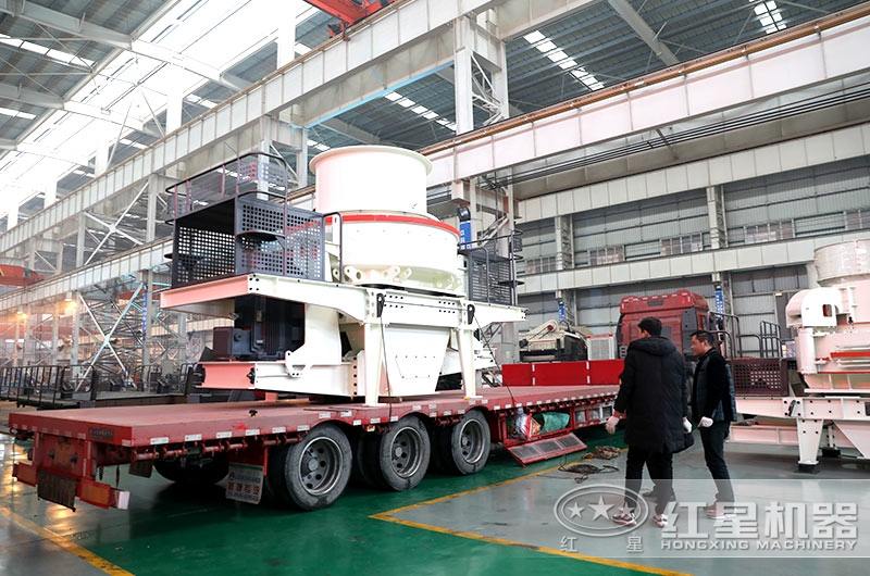 制砂機(jī)裝車發(fā)貨啦，天氣的寒冷擋不住購機(jī)的熱情